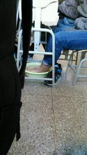 某同学上课公然泡脚 某同学上课公然泡脚