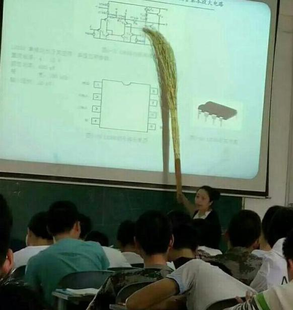 某大学学堂惊现青龙偃月刀 某大学学堂惊现青龙偃月刀