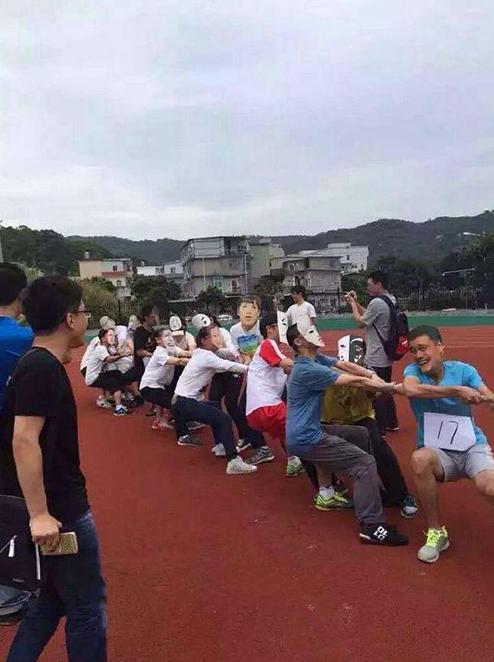 某高中举行的名人拔河比赛 某高中举行的名人拔河比赛