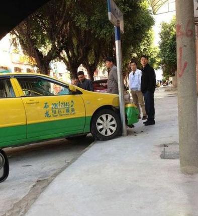 此站牌绝对不是豆腐渣工程 此站牌绝对不是豆腐渣工程