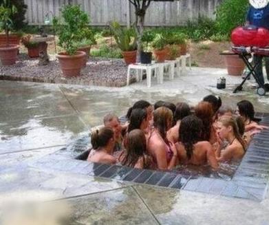 每年夏天游泳池给我的感觉都是这样 每年夏天游泳池给我的感觉都是这样