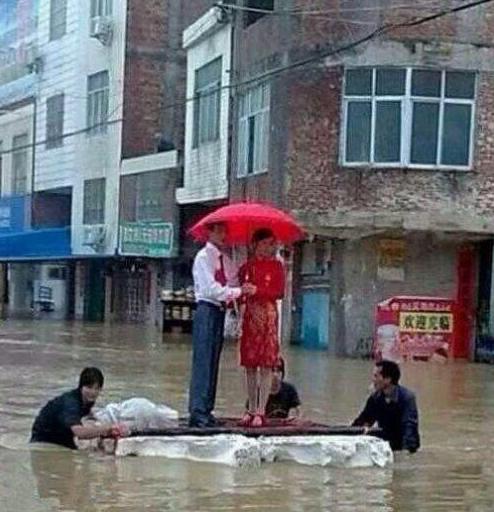 洪水也挡不住新郎新娘入洞房 洪水也挡不住新郎新娘入洞房