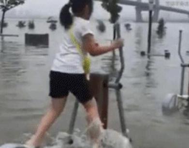 洪水也阻挡不了这货锻炼的心 洪水也阻挡不了这货锻炼的心