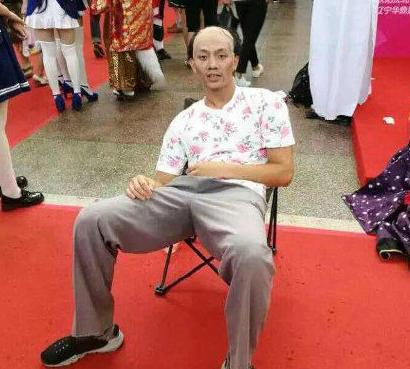 漫展上出现了葛优躺的cos无敌 漫展上出现了葛优躺的cos无敌