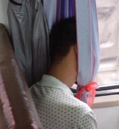 火车上搞笑睡姿之上吊自杀 火车上搞笑睡姿之上吊自杀