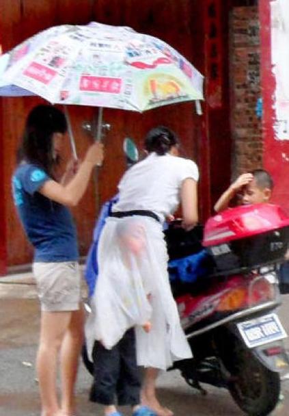 熊孩子的避雨方式就是要与众不同 熊孩子的避雨方式就是要与众不同