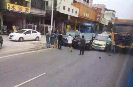 狭路相逢…谁都不肯让路 狭路相逢…谁都不肯让路