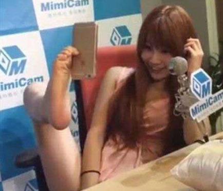 现在是都流行这种自拍方式 现在是都流行这种自拍方式