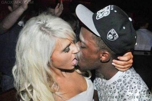 画浓妆就不要和黑人接吻了 画浓妆就不要和黑人接吻了