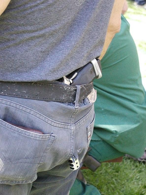 看来这条裤子是专门来配这把枪的 看来这条裤子是专门来配这把枪的