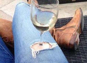 突然发现牛仔裤上的洞是有用途的 突然发现牛仔裤上的洞是有用途的