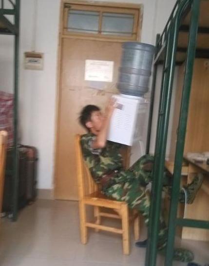 纯爷们喝水从来不用杯子 纯爷们喝水从来不用杯子