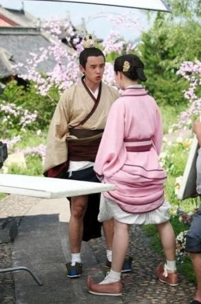 终于知道为什么夏天古装剧只拍上半身了 终于知道为什么夏天古装剧只拍上半身了