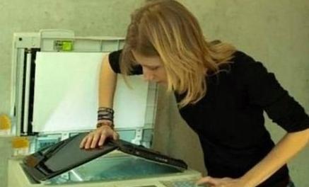 美女再使点劲就能复印了 美女再使点劲就能复印了