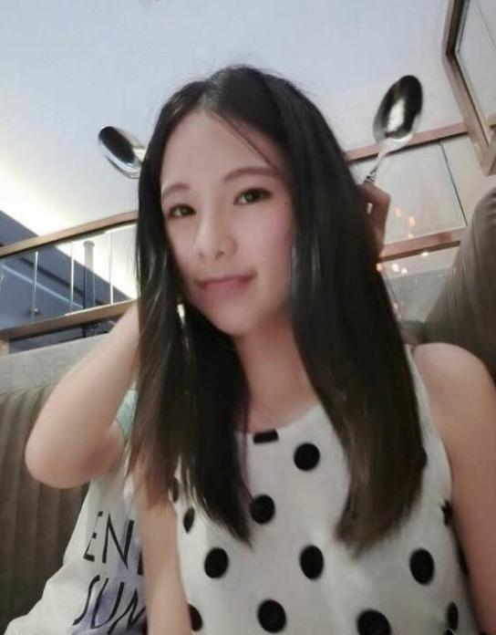 美女背后永远有个二逼闺蜜 美女背后永远有个二逼闺蜜