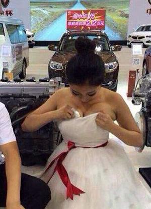 美女都快包不住了你还往里面塞 美女都快包不住了你还往里面塞