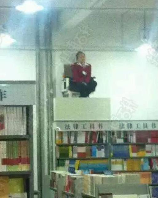 老板说摄像头坏了.让我这样看店 老板说摄像头坏了.让我这样看店