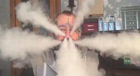 脸上打那么多孔就是为了吸烟的时候够霸气 脸上打那么多孔就是为了吸烟的时候够霸气