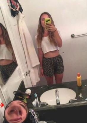 自拍时还是得藏好自己桌面的梳妆镜 自拍时还是得藏好自己桌面的梳妆镜