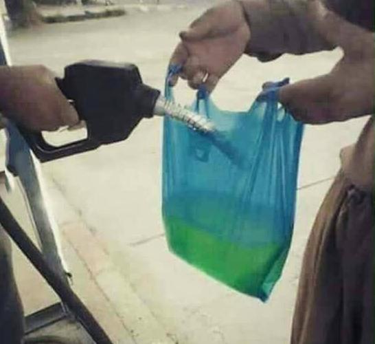 营业员给我来两斤汽油 营业员给我来两斤汽油