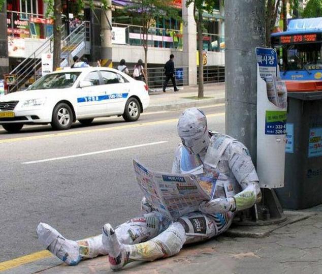 街头惊现报纸侠 街头惊现报纸侠