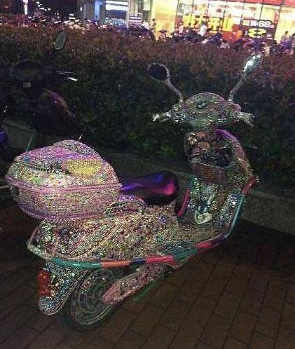 被土豪家的电动车闪瞎眼了 被土豪家的电动车闪瞎眼了