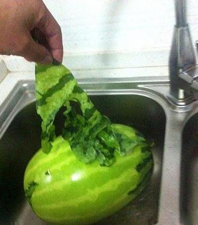 西瓜应该脱皮吃才最富营养的 西瓜应该脱皮吃才最富营养的