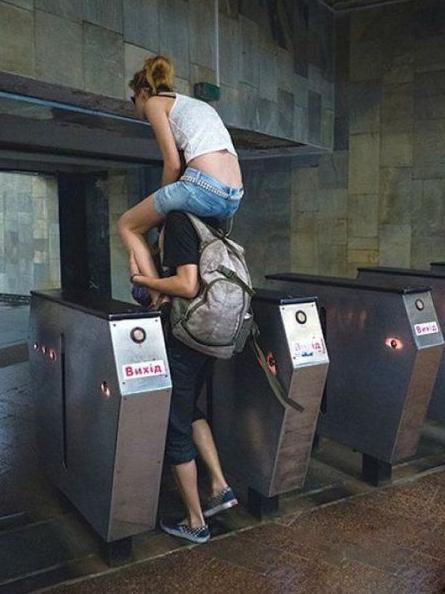 论情侣间过地铁检票的新技能 论情侣间过地铁检票的新技能