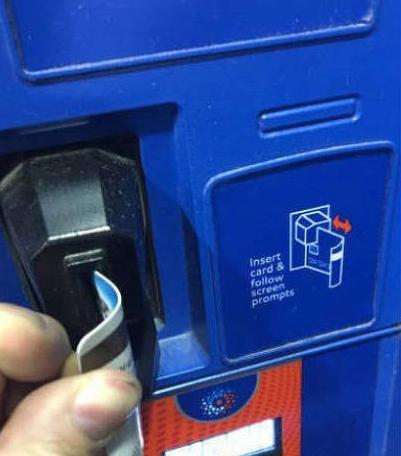 请将信用卡的一端折弯并做反复抽插运动 请将信用卡的一端折弯并做反复抽插运动