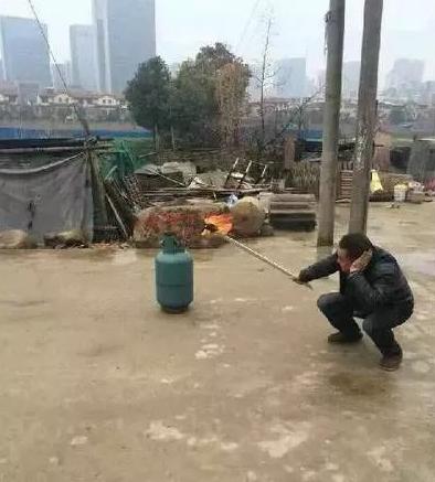 过年时点鞭炮的正确方式 过年时点鞭炮的正确方式