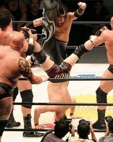 这一脚下去岂不是蛋碎…… 这一脚下去岂不是蛋碎……