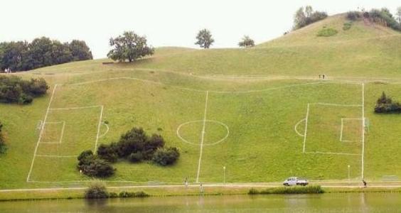 这个足球场踢起来有点费劲啊 这个足球场踢起来有点费劲啊