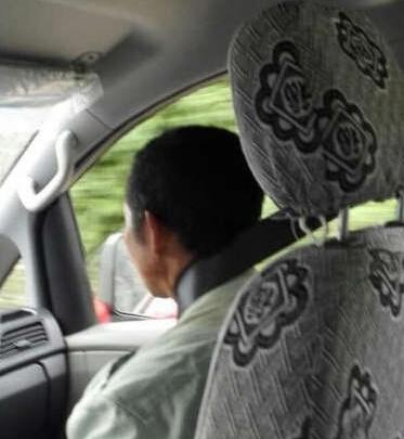 这安全带的系法有点独特啊 这安全带的系法有点独特啊