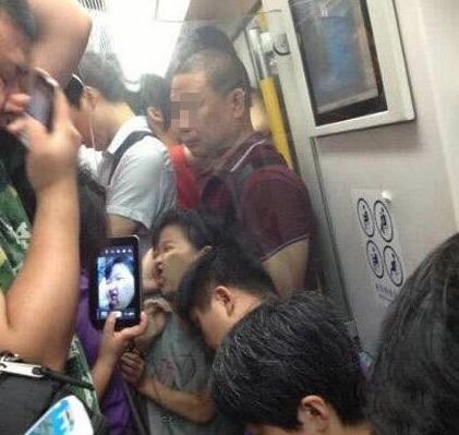 这就是挤地铁的忧桑 这就是挤地铁的忧桑