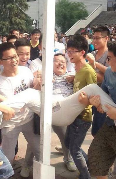 这就是毕业典礼后班主任的下场 这就是毕业典礼后班主任的下场