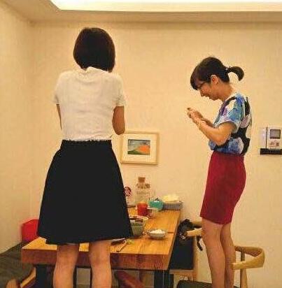 这是吃饭前相当严肃的礼仪 这是吃饭前相当严肃的礼仪