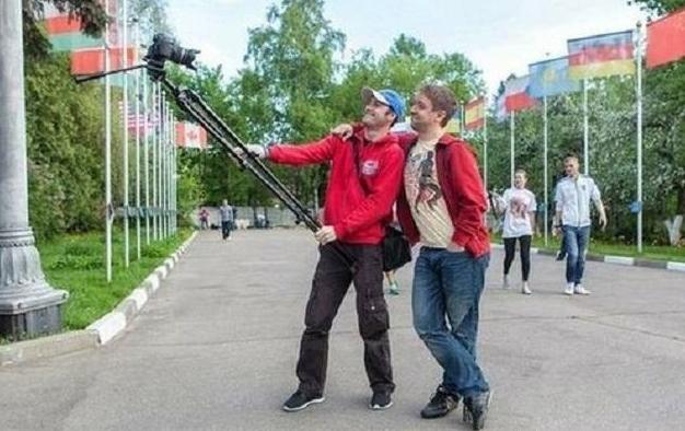 这样的自拍杆也太专业了 这样的自拍杆也太专业了