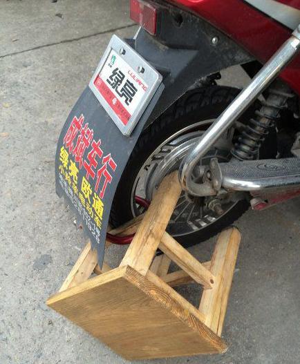 这样的锁车方式也是碉堡了 这样的锁车方式也是碉堡了