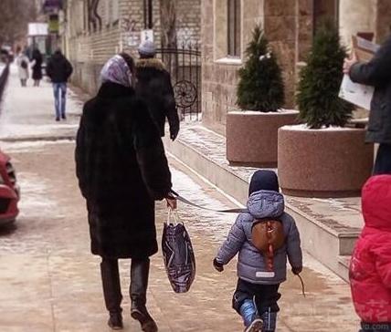 酱紫就不用担心熊孩子被人抢了 酱紫就不用担心熊孩子被人抢了