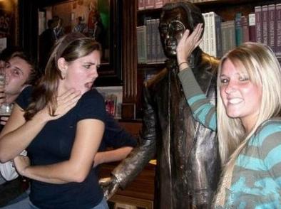 雕塑都被没节操的妹纸玩坏了 雕塑都被没节操的妹纸玩坏了