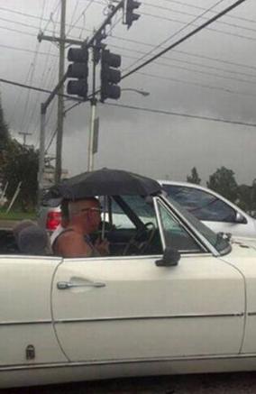 雨天开敞篷车的浪漫你不懂 雨天开敞篷车的浪漫你不懂
