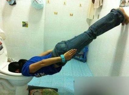 马桶上吐也要吐的有技术 马桶上吐也要吐的有技术