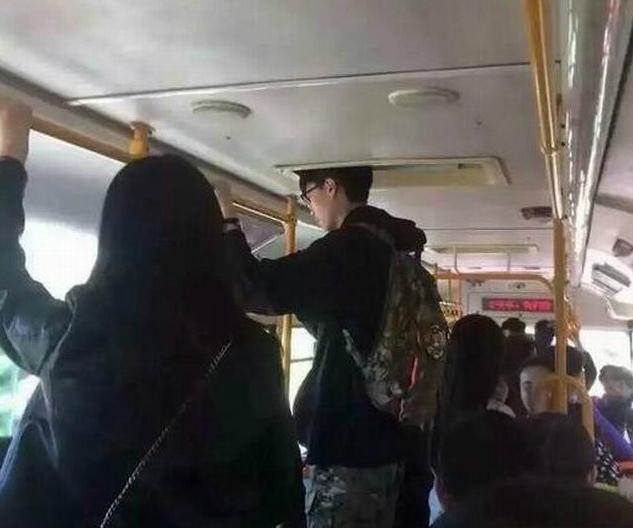 高个子的坐公交也挺心塞的 高个子的坐公交也挺心塞的