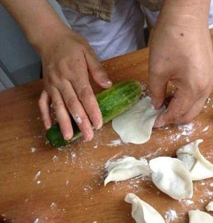 黄瓜的用法不一定非得像你们说的那样 黄瓜的用法不一定非得像你们说的那样